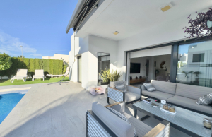 o_1j8as52vkiat153mju7r1t823m