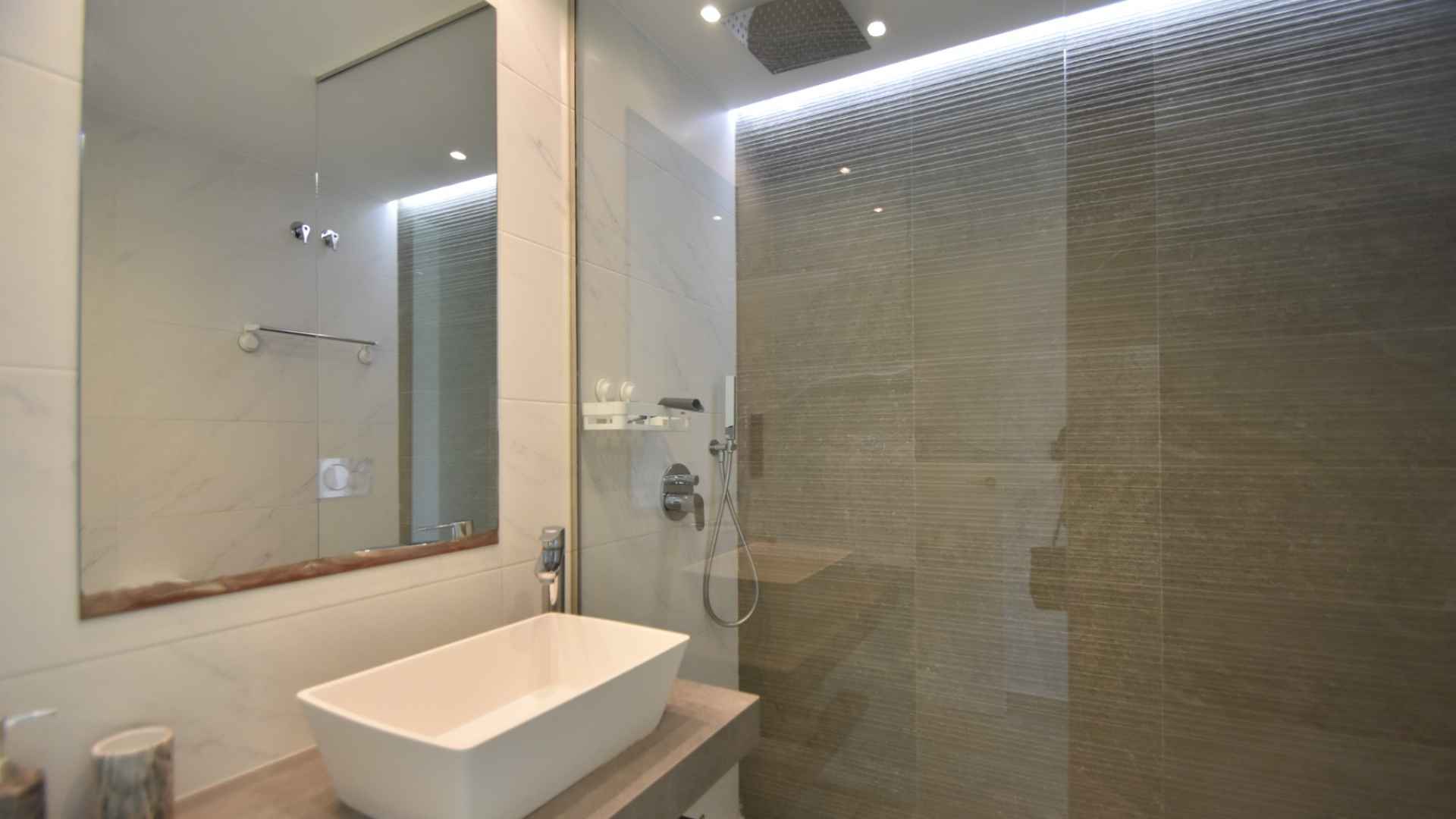 o_1j8te4ibs2gg15rag50pr072d23