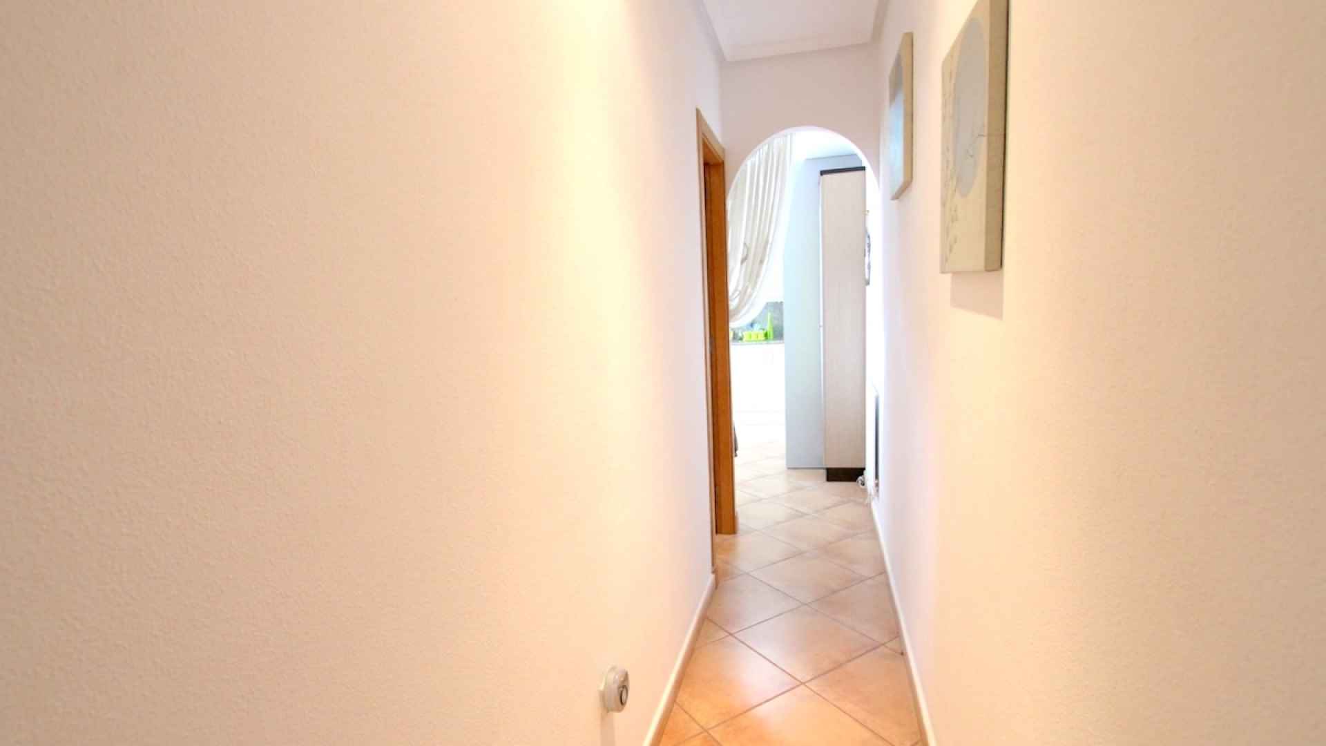 49171_stunning_2_bed_corner_apartment_with_a_mountain_backdrop_131025135844_img_8657