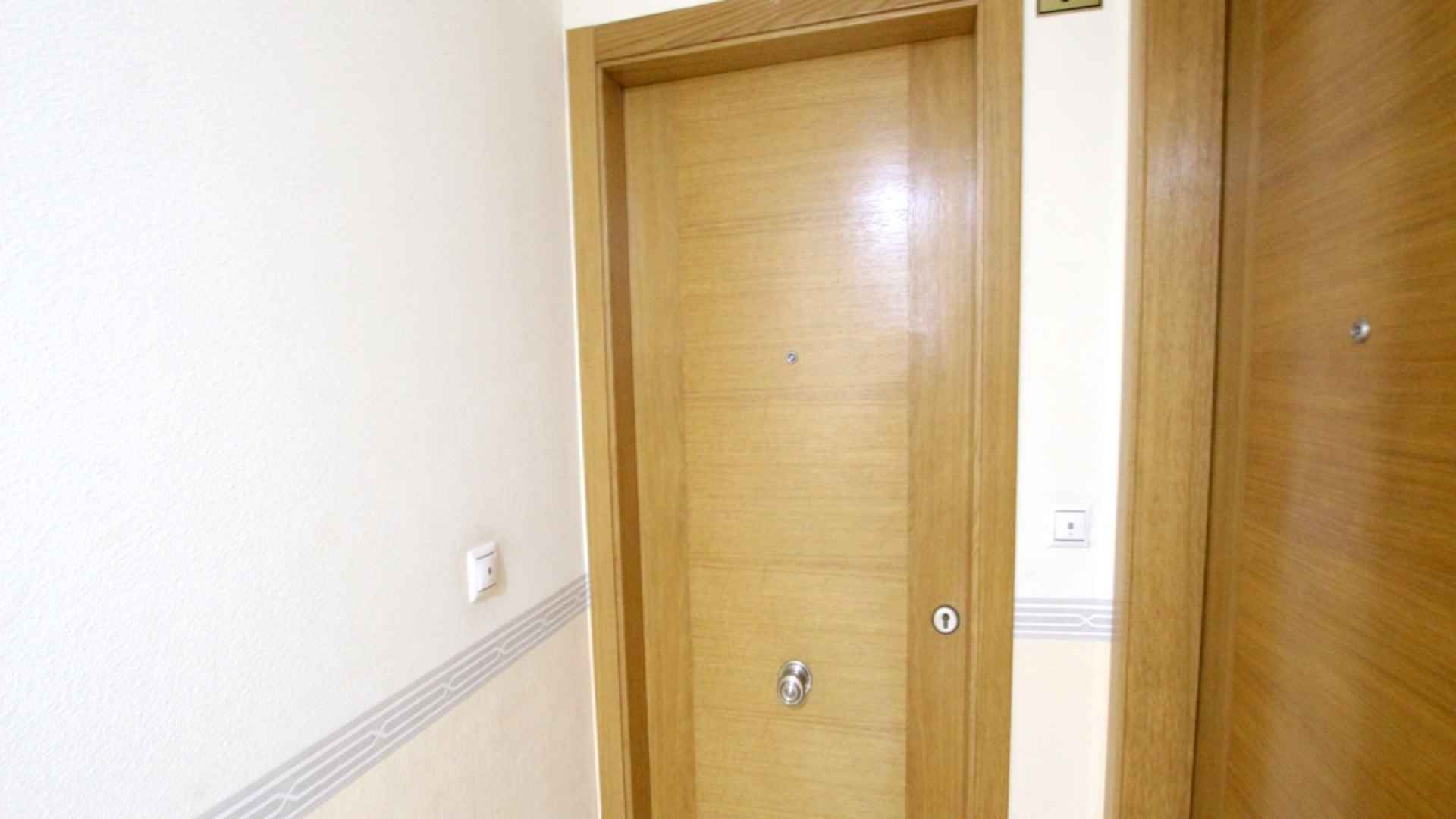 49171_stunning_2_bed_corner_apartment_with_a_mountain_backdrop_131025135847_img_8653