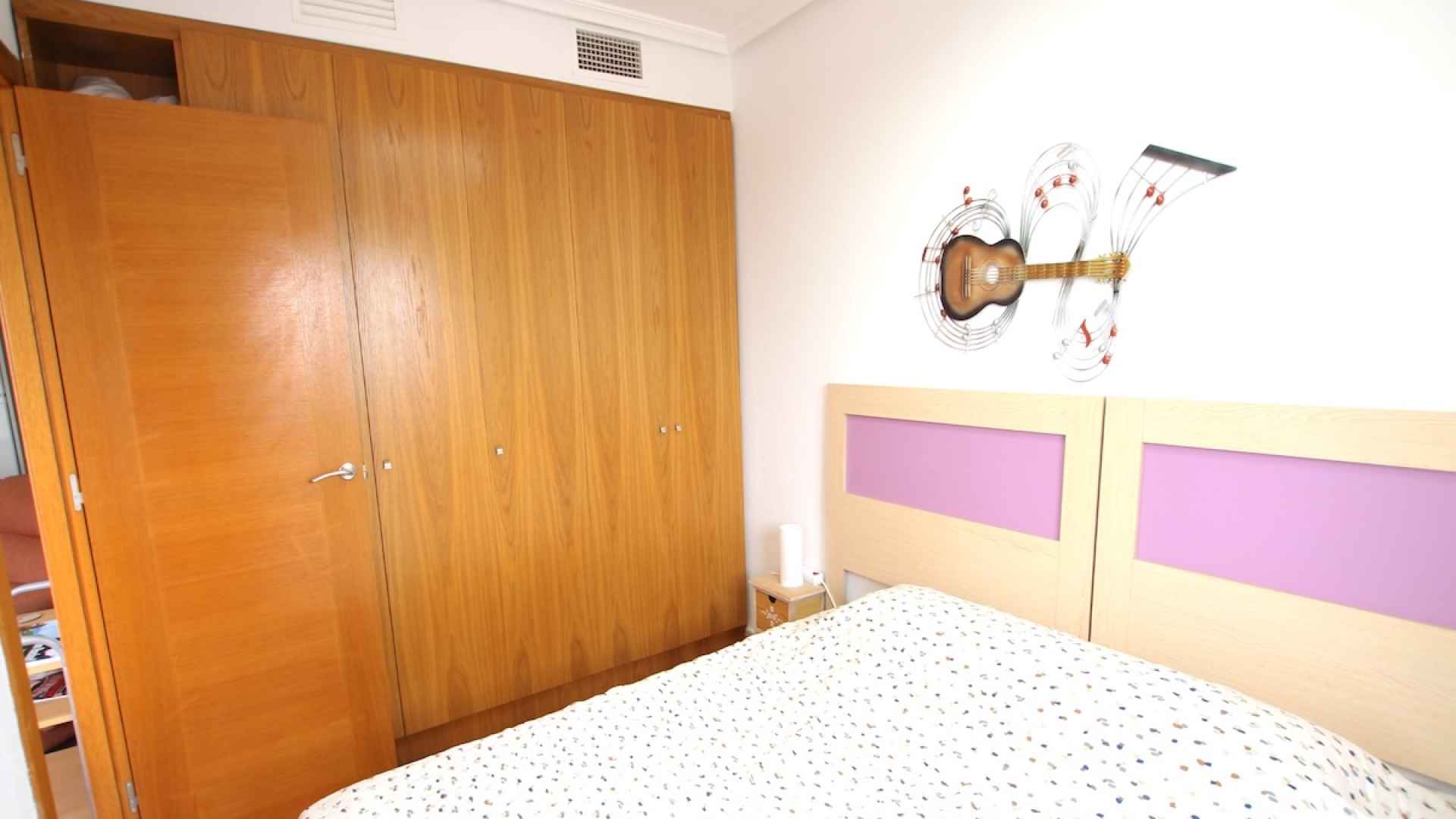 49171_stunning_2_bed_corner_apartment_with_a_mountain_backdrop_131025135848_img_8707