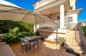 200-4489, Three Bedroom Detached Villa In Los Altos.