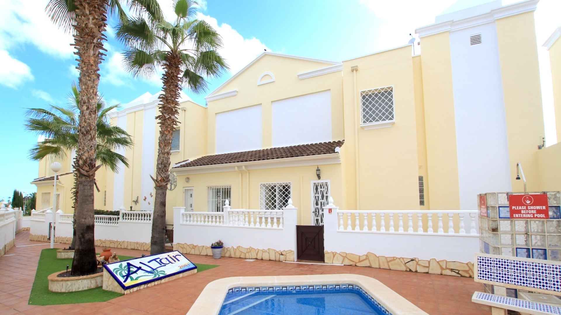 49508_stylish_3_bedroom_end_townhouse_in_a_sought_after_location_270426123906_2