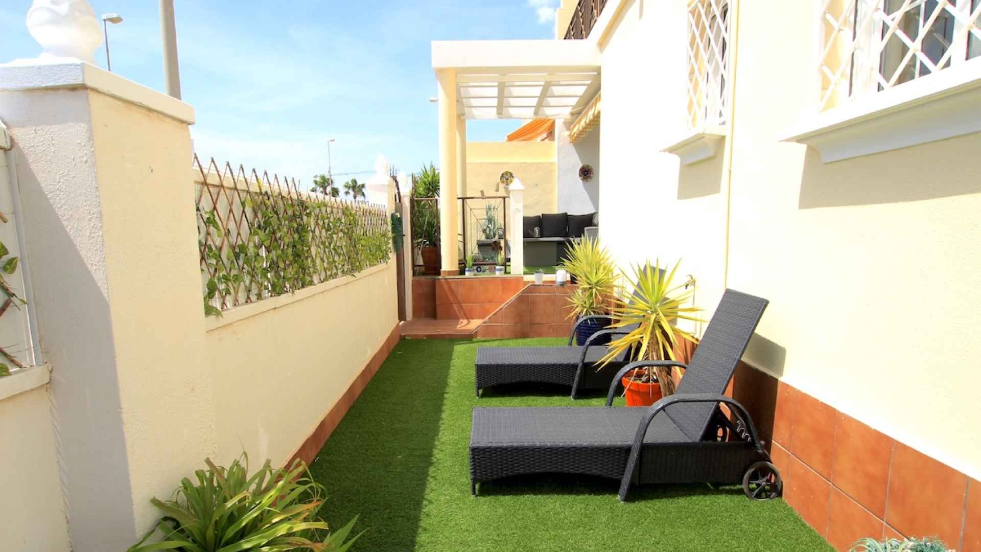 49508_stylish_3_bedroom_end_townhouse_in_a_sought_after_location_270426123921_img_5459