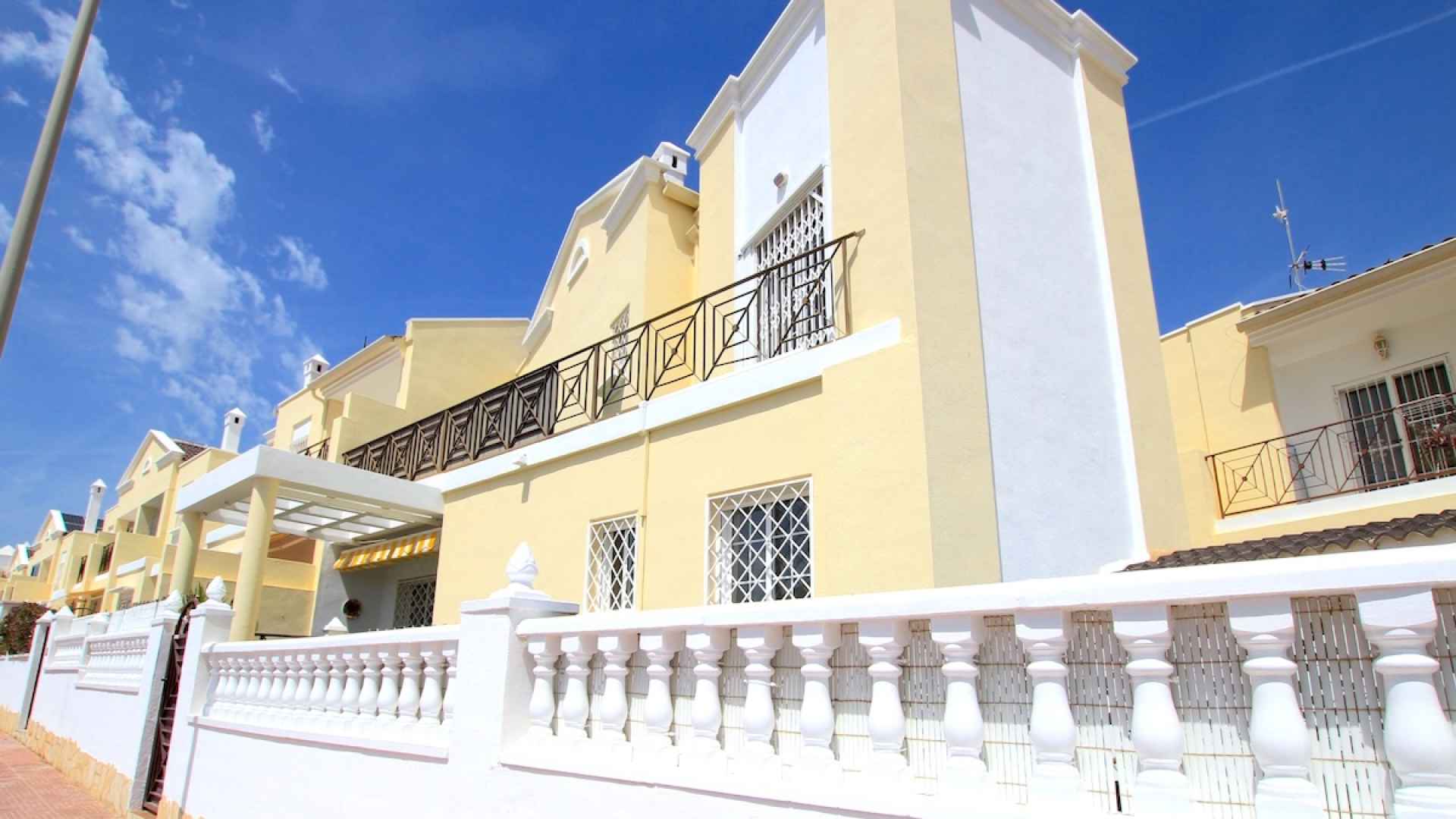 49508_stylish_3_bedroom_end_townhouse_in_a_sought_after_location_270426123921_img_5539