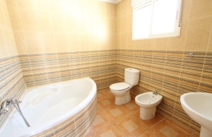 48100_charming_3_bedroom_detached_villa_with_golf_course_views_310523142100_img_4004