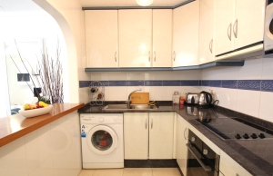 48274_exceptionally_spacious_2_bedroom_garden_apartment_071123111153_kitchen