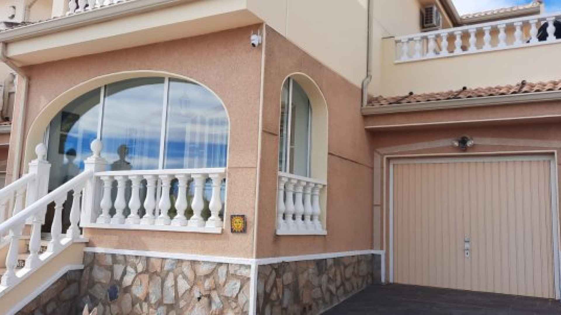 medium_14629_lovely_townhouse_on_gated_community_with_sea_views_from_two_private_balconies._021123120211_sr1337_hardie_(71)