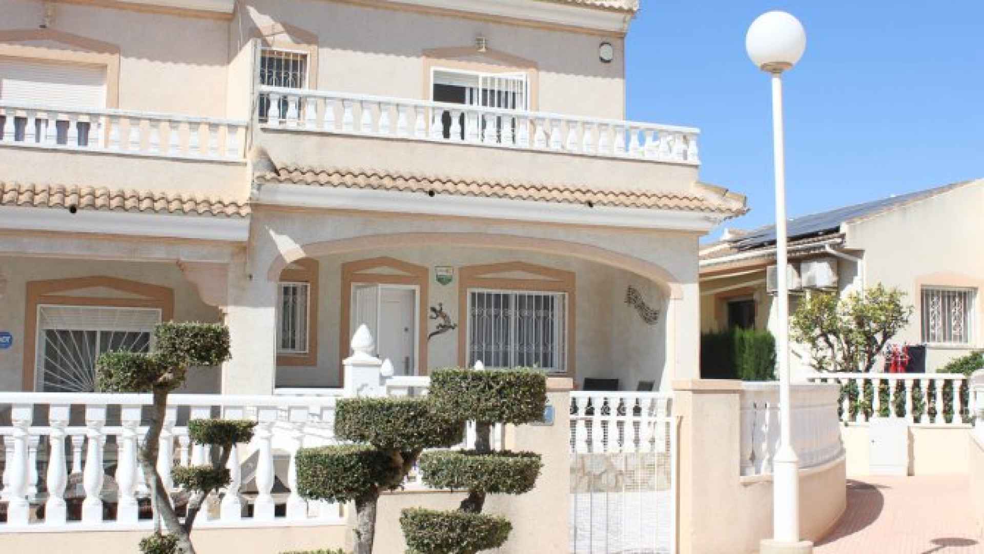 medium_15697_lovely_semi_detached_townhouse_with_pool_views_on_gated_community_270524090950_sr1371_taylor_(11)