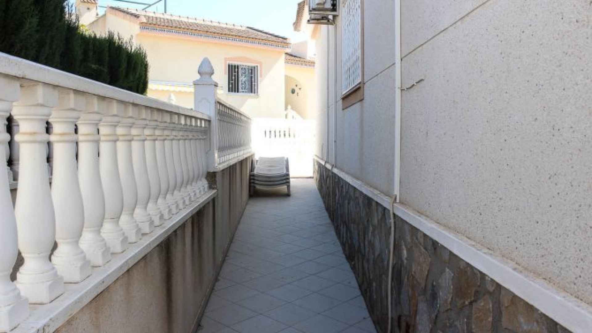 medium_15697_lovely_semi_detached_townhouse_with_pool_views_on_gated_community_270524090951_sr1371_taylor_(45)