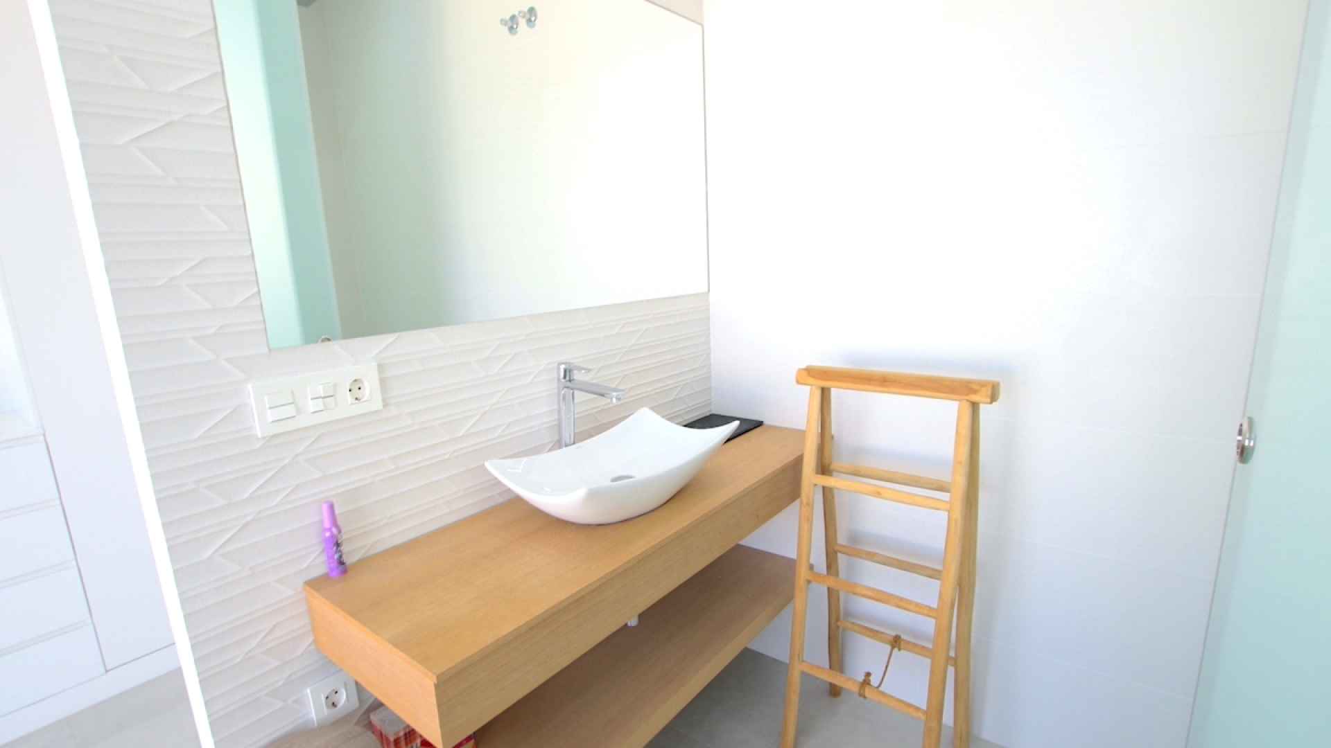 48518_stylish_and_contemporary_294sqm_villa_with_great_outdoor_space_090824073627_img_1961