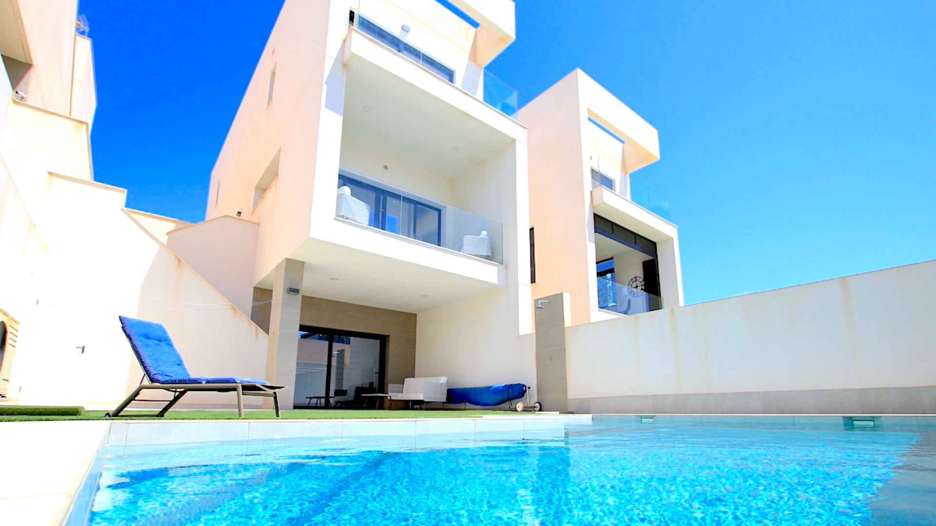 48518_stylish_and_contemporary_294sqm_villa_with_great_outdoor_space_090824073633_img_2021