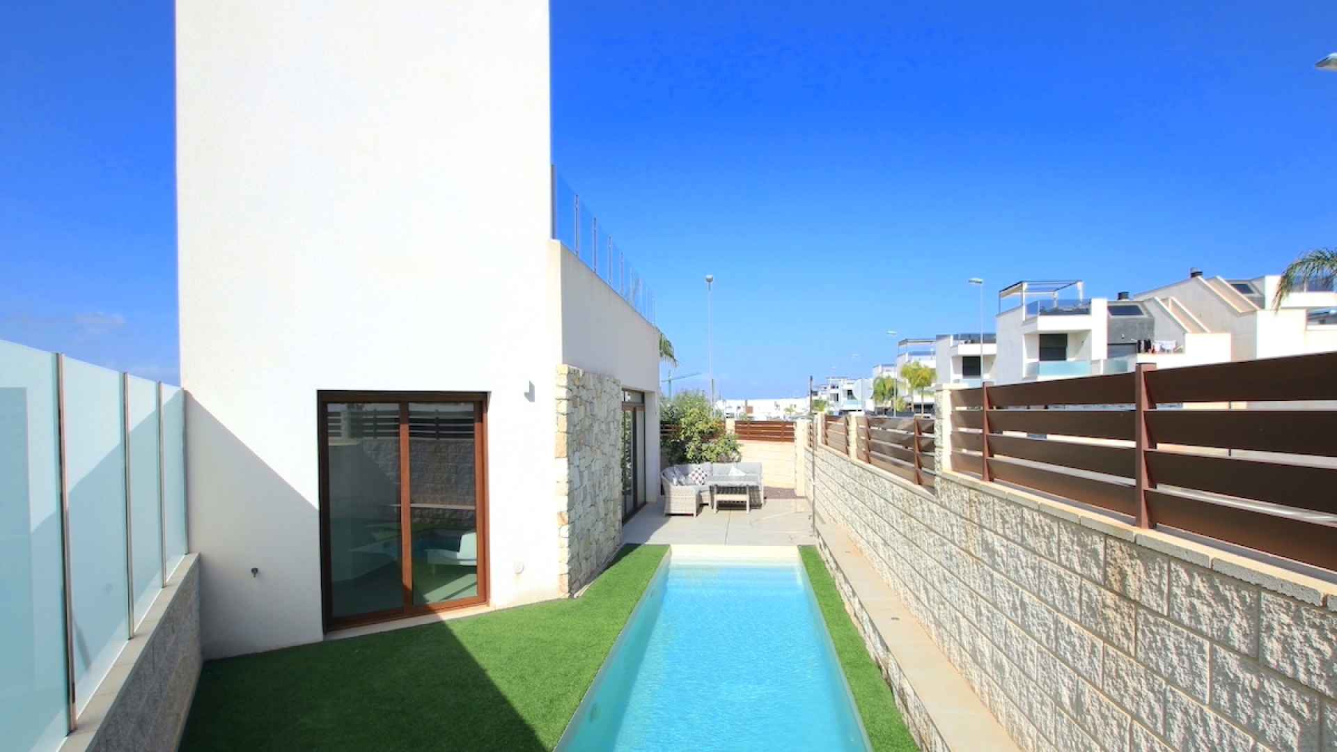 48673_stunning_3_bedroom_villa_with_designer_interior_041124164127_img_6415