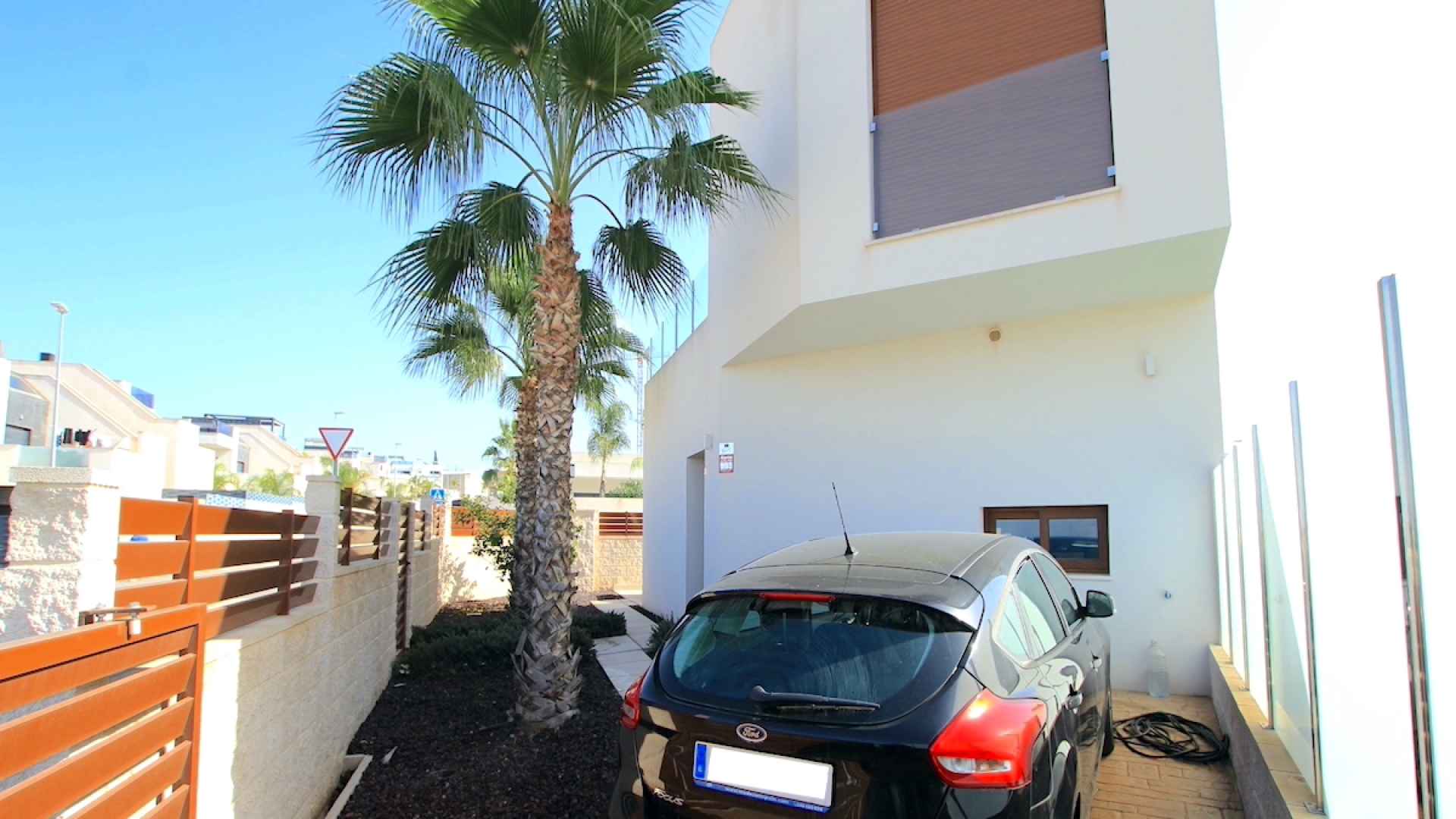 48673_stunning_3_bedroom_villa_with_designer_interior_041124164131_img_6410