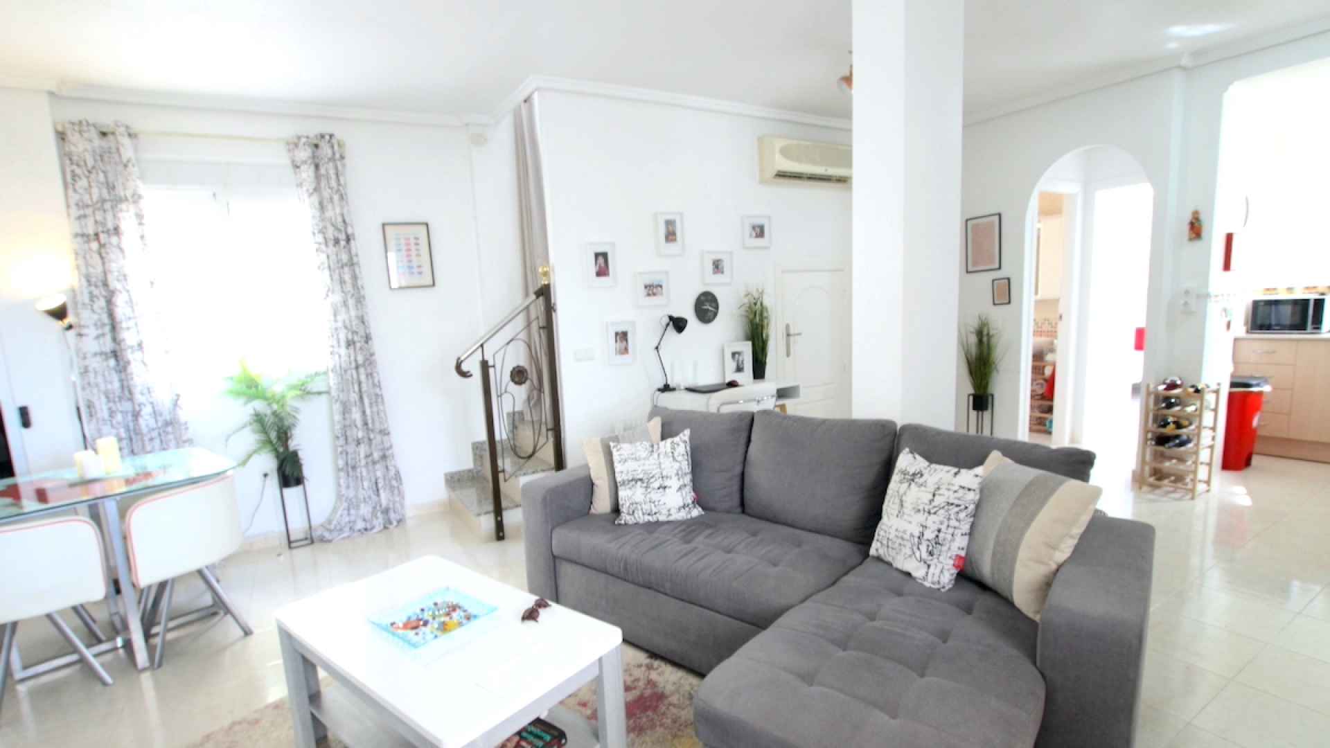 48899_stylish_3_bedroom_end_townhouse_in_a_sought_after_location_100425143816_img_1545