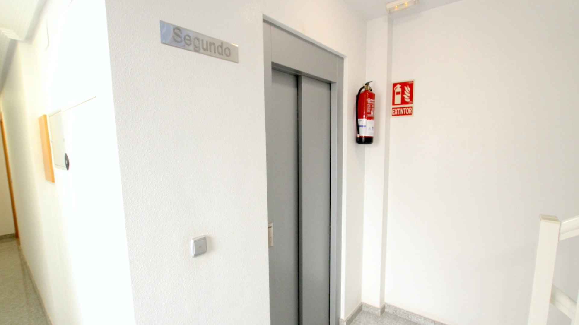 48906_roomy_2_bed_apartment_with_a_private_solarium___secure_parking_160425134333_img_1720