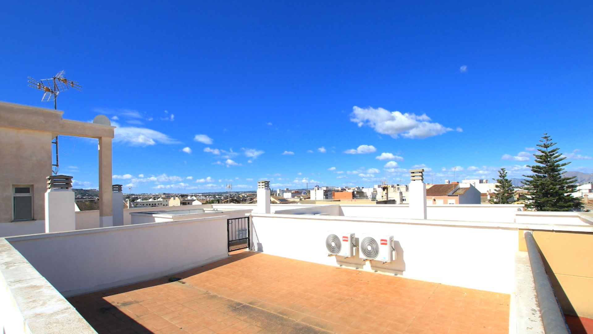 48906_roomy_2_bed_apartment_with_a_private_solarium___secure_parking_160425134338_img_1779