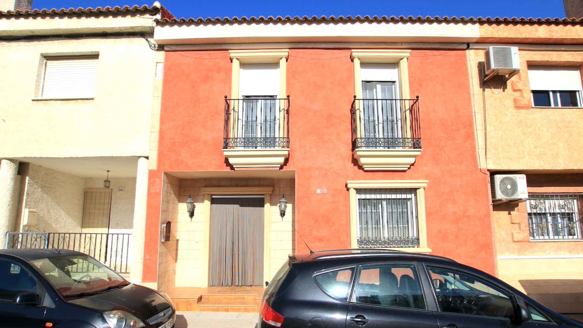 48901_spacious_and_exceptionally_well_presented_village_townhouse_110425112409_img_1235