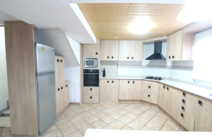 48901_spacious_and_exceptionally_well_presented_village_townhouse_110425112358_img_1195