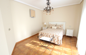 48901_spacious_and_exceptionally_well_presented_village_townhouse_110425112403_img_1219