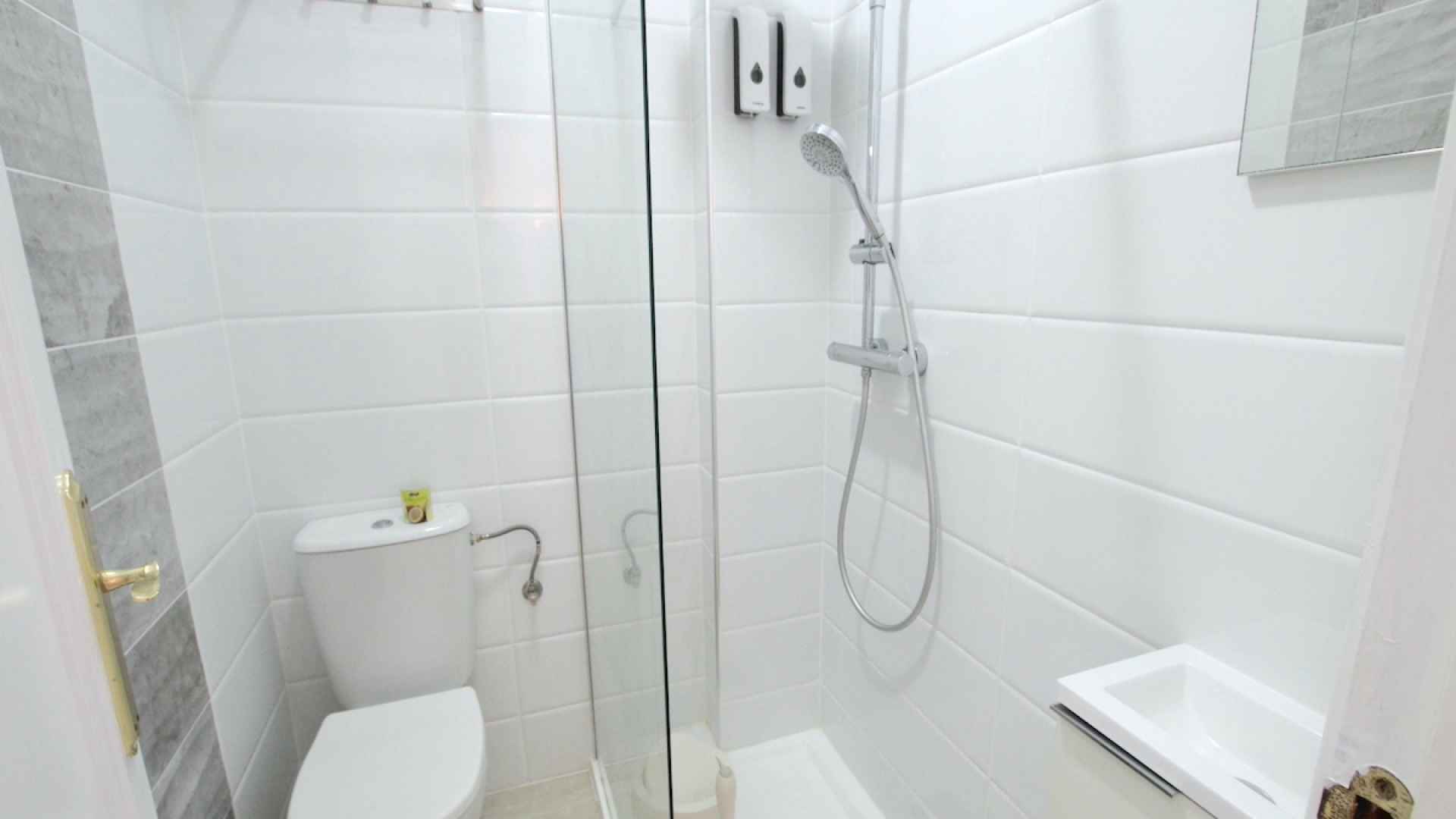 48895_charming_2_bed_top_floor_apartment_with_salt_lake_views_080425094922_img_1280