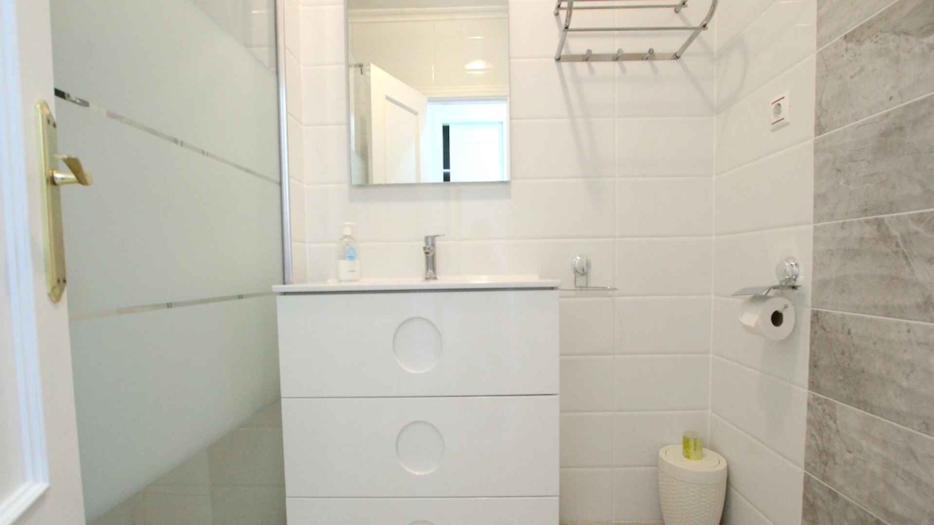 48895_charming_2_bed_top_floor_apartment_with_salt_lake_views_080425094924_img_1283