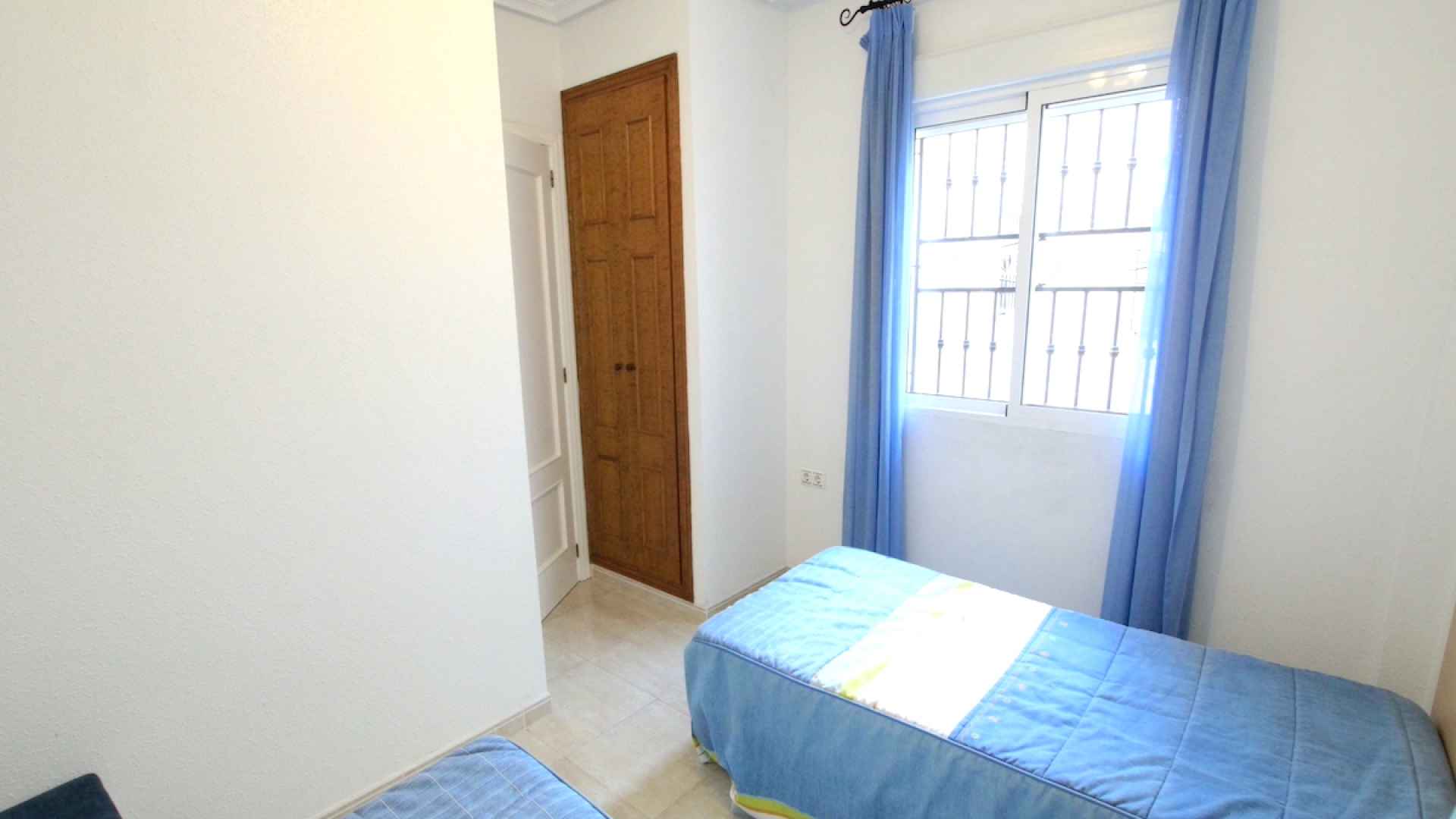 48895_charming_2_bed_top_floor_apartment_with_salt_lake_views_080425094925_img_1292