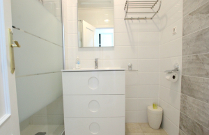 48895_charming_2_bed_top_floor_apartment_with_salt_lake_views_080425094924_img_1283
