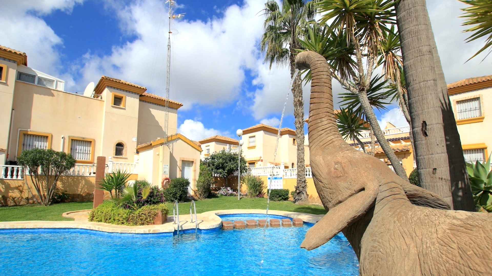 48945_stylish_3_bedroom_townhouse_in_residential_inspiracion_ii_(pau_8)_090525102955_1